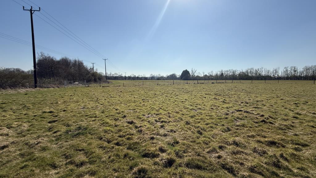 Lot: 48 - VACANT PARCEL OF LAND EXTENDING TO MORE THAN 15 ACRES WITH BARN - External view of land facing south towards railway line